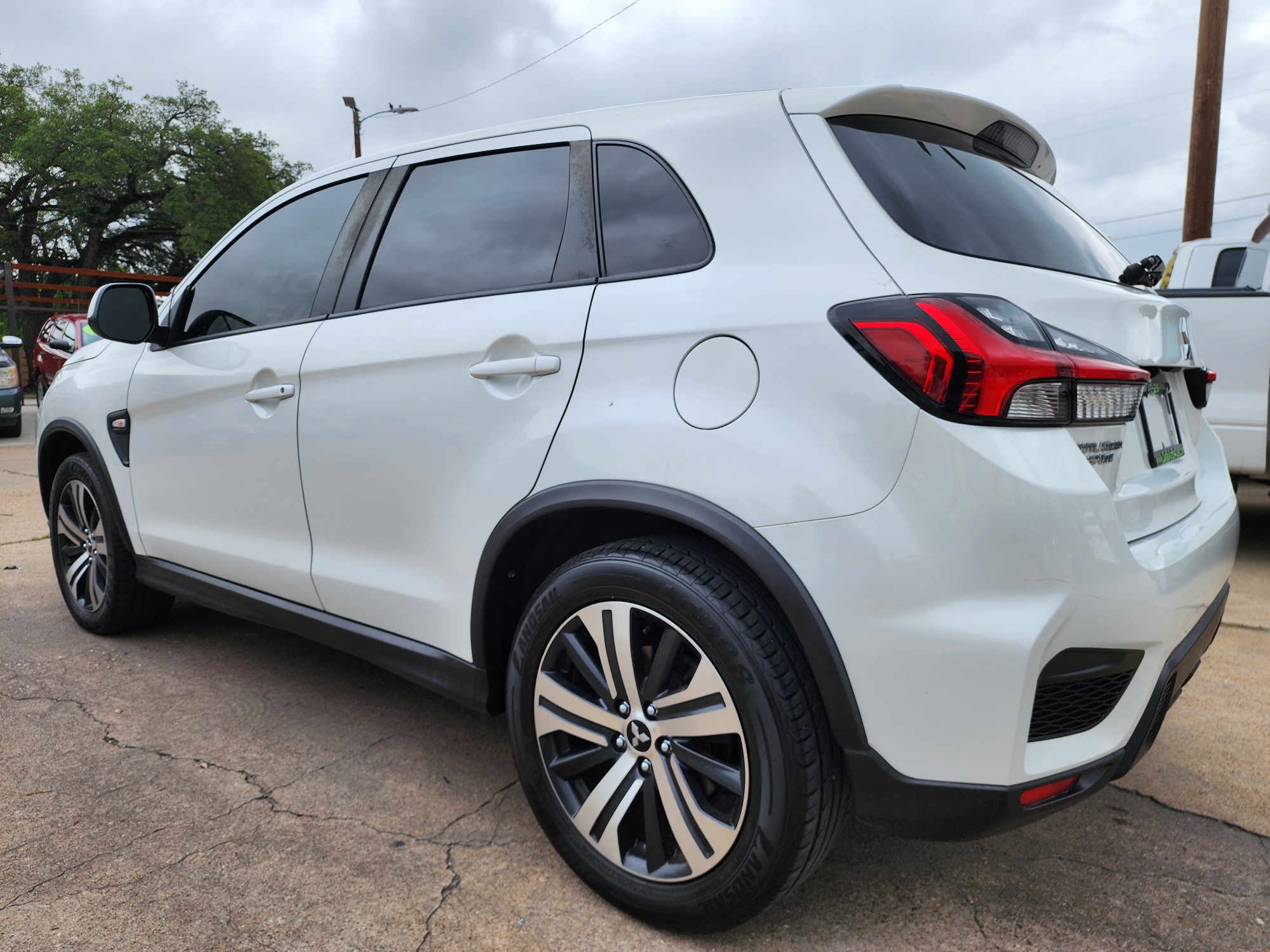 2020 DIAMOND WHITE Mitsubishi Outlander Sport SPORT (JA4AP3AU4LU) with an 2.0L L4 DOHC 16V engine, CVT transmission, located at 2660 S.Garland Avenue, Garland, TX, 75041, (469) 298-3118, 32.885387, -96.656776 - Welcome to DallasAutos4Less, one of the Premier BUY HERE PAY HERE Dealers in the North Dallas Area. We specialize in financing to people with NO CREDIT or BAD CREDIT. We need proof of income, proof of residence, and a ID. Come buy your new car from us today!! This is a Very clean 2020 MITSUBISHI - Photo #5